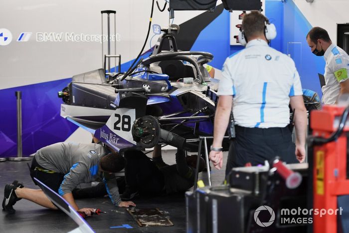 Mecánicos de BMW I Andretti Motorsport trabajando
