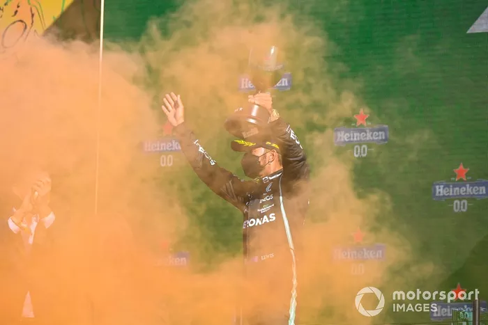 Podio: segundo lugar Lewis Hamilton, Mercedes