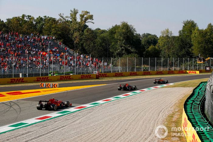 Lando Norris, McLaren MCL35M, Sergio Pérez, Red Bull Racing RB16B, Carlos Sainz Jr., Ferrari SF21