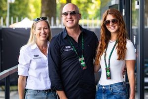 Dan Towriss, Director General de Cadillac F1 Team, su esposa Cassidy Towriss y Fiona Hewitson, asistente ejecutiva