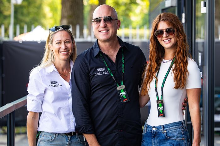Dan Towriss, Director General de Cadillac F1 Team, su esposa Cassidy Towriss y Fiona Hewitson, asistente ejecutiva