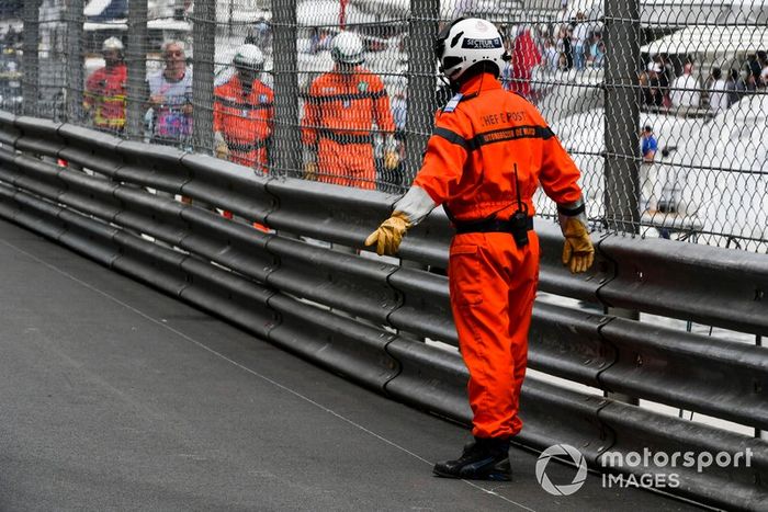 Oficiales limpian la pista