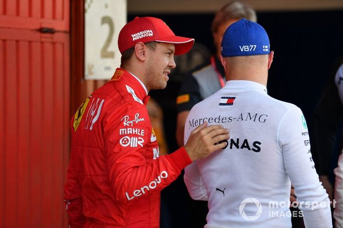 Sebastian Vettel, Ferrari, habla con Valtteri Bottas, Mercedes AMG F1, tras la sesión clasificatoria