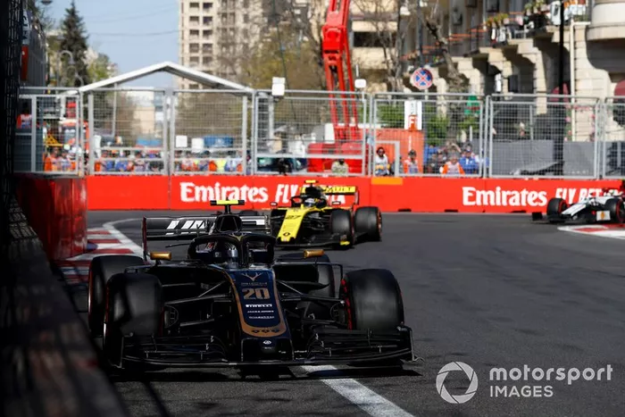 Kevin Magnussen, Haas F1 Team VF-19, Nico Hulkenberg, Renault R.S. 19
