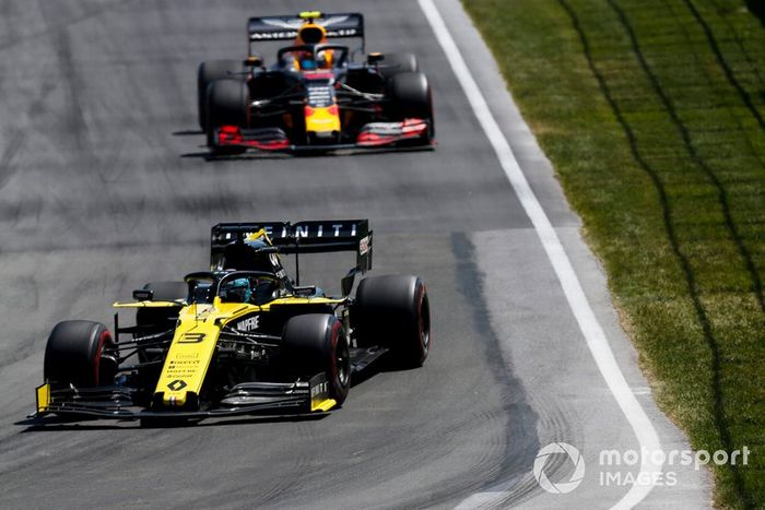 Daniel Ricciardo, Renault F1 Team R.S.19,  Pierre Gasly, Red Bull Racing RB15
