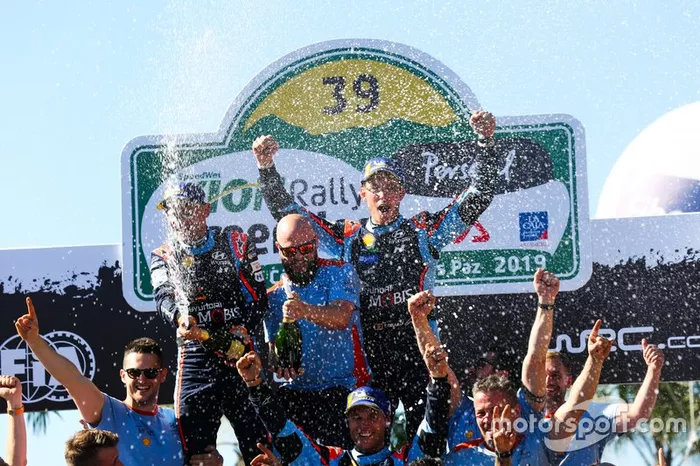 Thierry Neuville, Nicolas Gilsoul, Hyundai Motorsport Hyundai i20 Coupe WRC celebra