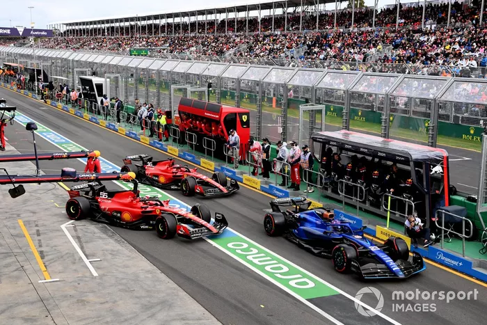 Carlos Sainz, Ferrari SF-23, Charles Leclerc, Ferrari SF-23, salir del garaje
