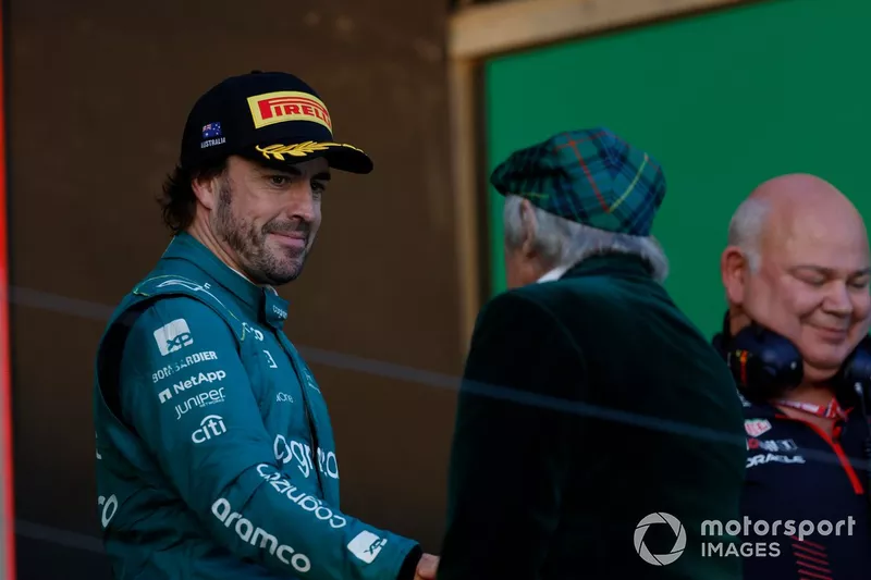 Fernando Alonso, Aston Martin F1 Team, 3° posizione, sul podio con Sir Jackie Stewart