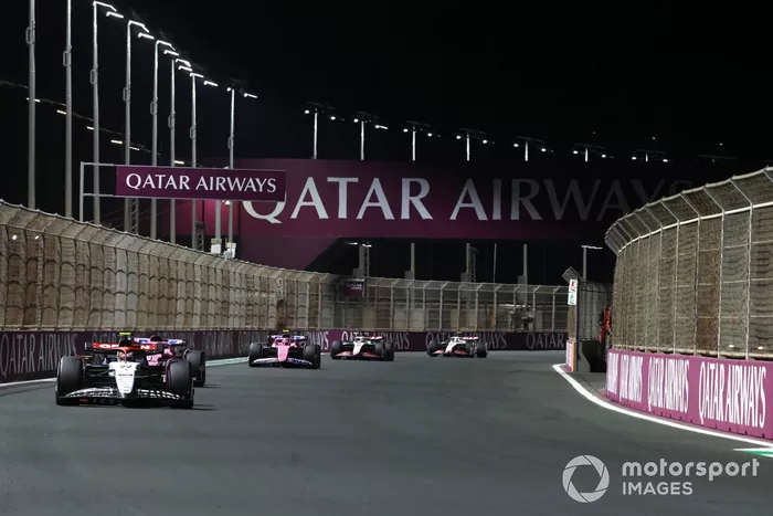 Yuki Tsunoda, AlphaTauri AT04, Esteban Ocon, Alpine A523, Pierre Gasly, Alpine A523