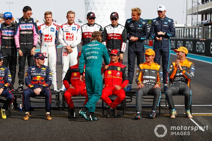 Sebastian Vettel, Aston Martin, saluda a los otros 2022 pilotos de F1 en la parrilla