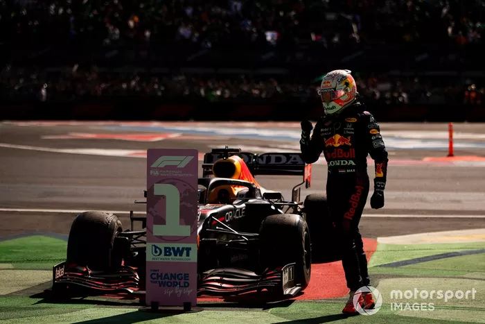 Max Verstappen, Red Bull Racing, 1ª posición, celebra en el Parc Ferme