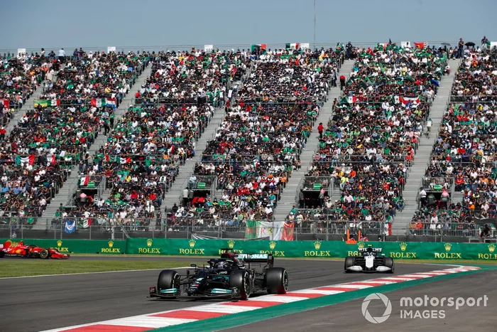 Lewis Hamilton, Mercedes W12, Nicholas Latifi, Williams FW43B, Carlos Sainz Jr., Ferrari SF21