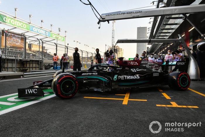 Lewis Hamilton, Mercedes W12, sale del garaje