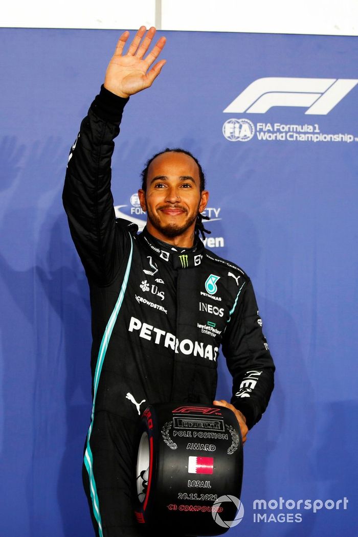 Ganador de la pole Lewis Hamilton, Mercedes, con el trofeo Pirelli Pole Position