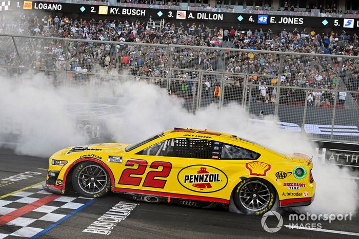 Joey Logano, Equipo Penske, Ford Mustang Shell Pennzoil celebra su victoria en la carrera