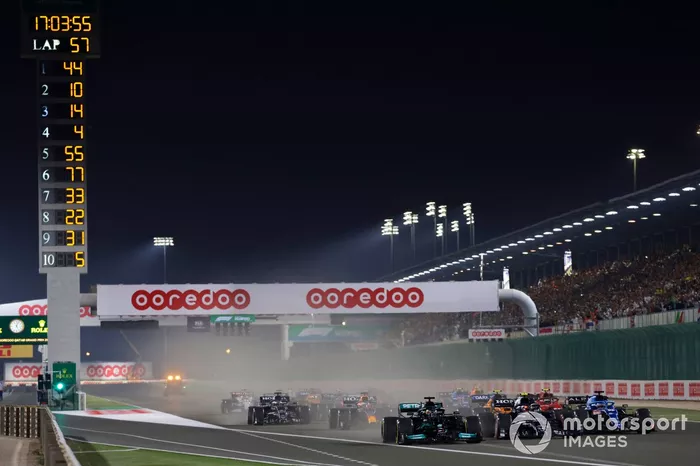 Arrancada: Lewis Hamilton, Mercedes W12, Pierre Gasly, AlphaTauri AT02, Fernando Alonso, Alpine A521 , Carlos Sainz Jr., Ferrari SF21 y el resto