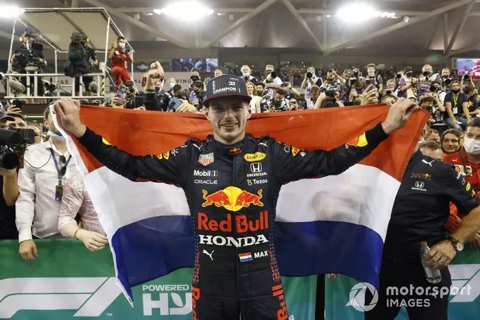 Max Verstappen, Red Bull Racing, 1ª posición, lo celebra con una bandera holandesa en el Parc Ferme