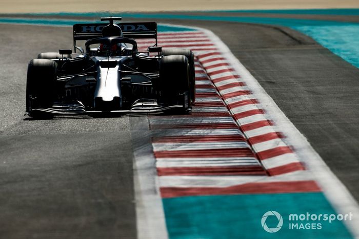 Pierre Gasly, AlphaTauri AT01 adaptado (muleto) con los Pirelli de 18 pulgadas 