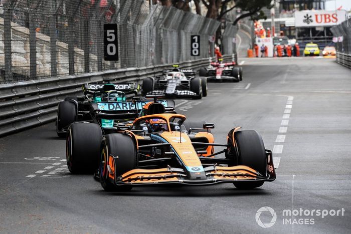 Daniel Ricciardo, McLaren MCL36, Lance Stroll, Aston Martin AMR22, Yuki Tsunoda, AlphaTauri AT03