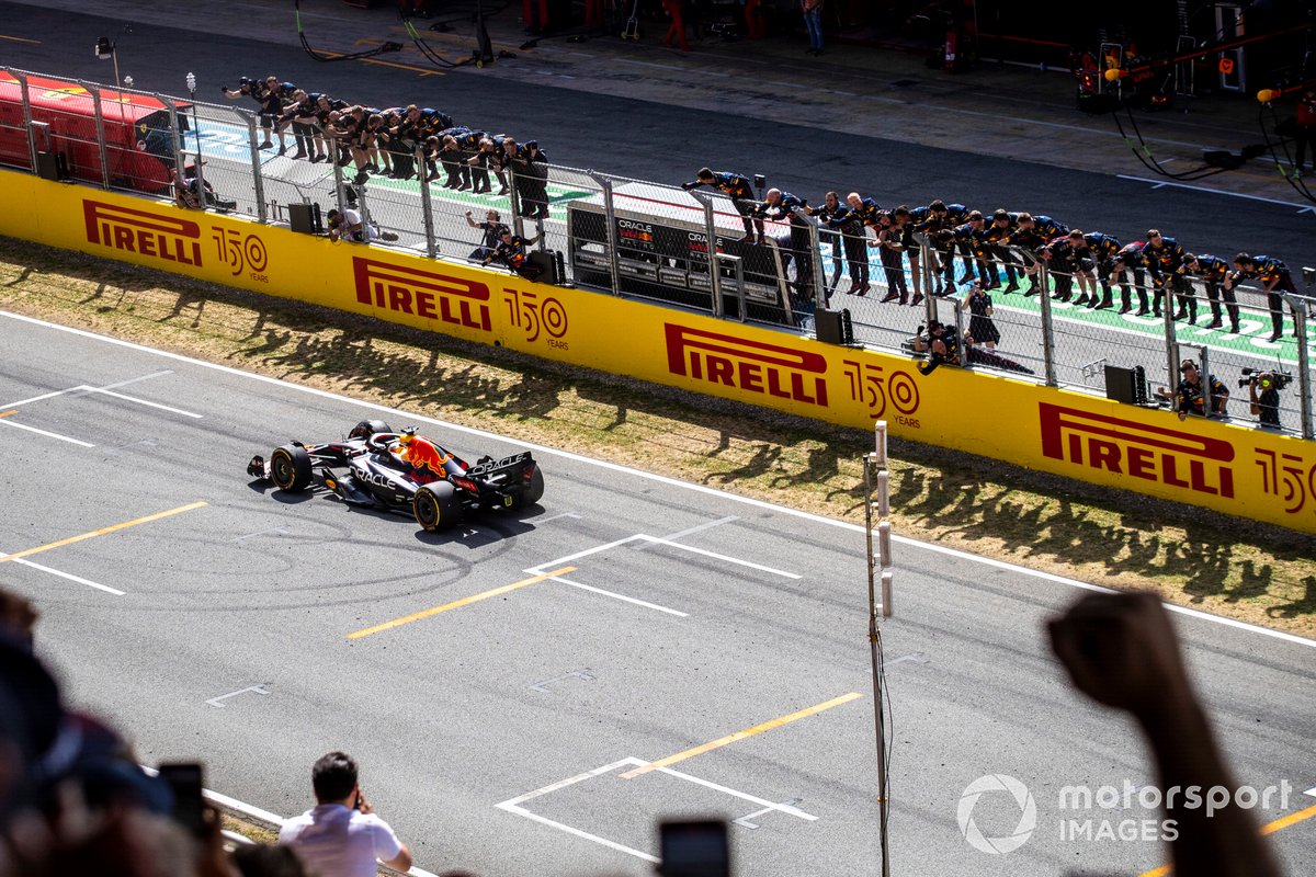 Max Verstappen, Red Bull Racing RB18, 1ª posición, se lleva la victoria