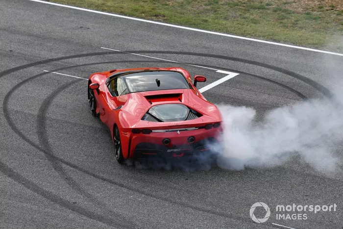 Sebastian Vettel, Ferrari, hace unas donuts en el SF90 Stradale