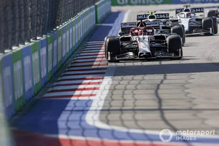 Kimi Raikkonen, Alfa Romeo Racing C39, Nicholas Latifi, Williams FW43