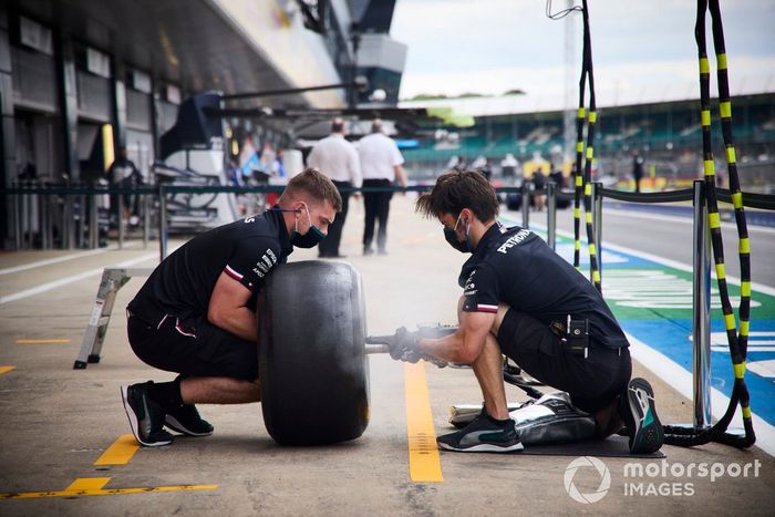 Mecánicos de Mercedes en el pit lane