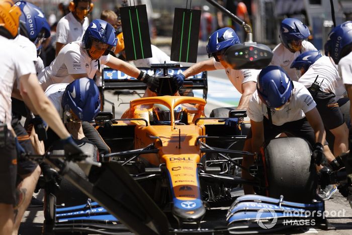 Daniel Ricciardo, McLaren MCL35M en pits