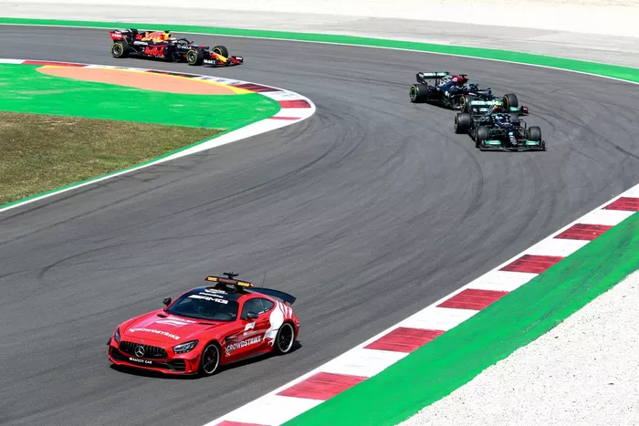 La Safety Car Valtteri Bottas, Mercedes W12, Lewis Hamilton, Mercedes W12, e Max Verstappen, Red Bull Racing RB16B