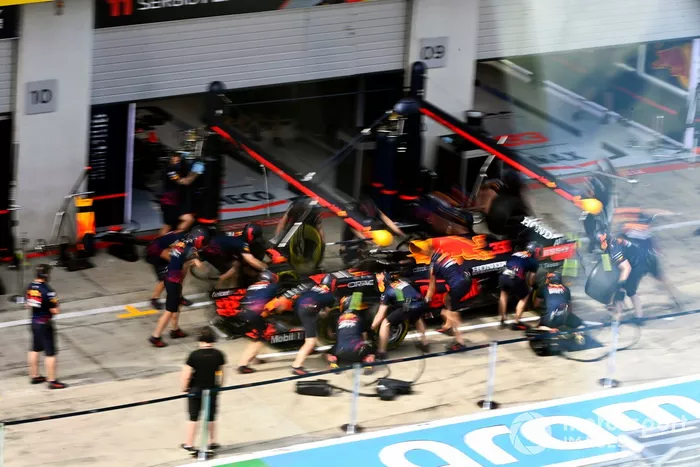 Práctica de pitstop con el coche de Max Verstappen, Red Bull Racing RB16B