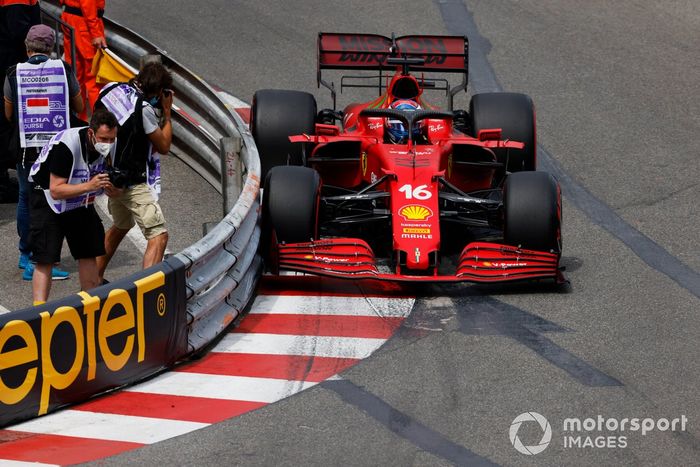 Charles Leclerc, Ferrari SF21 toca la barra de protección
