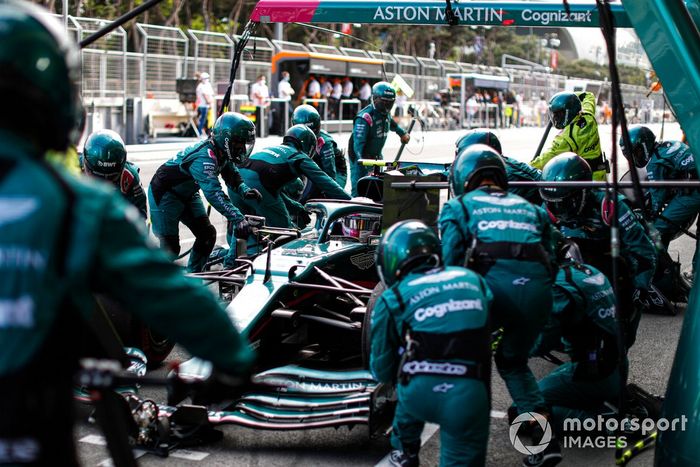 Sebastian Vettel, Aston Martin AMR21 pit stop