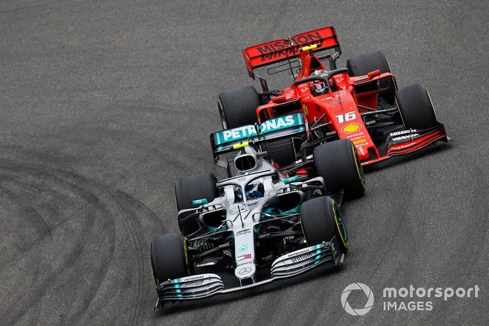 Valtteri Bottas, Mercedes AMG W10, lucha con Charles Leclerc, Ferrari SF90