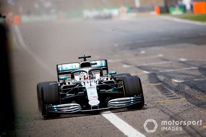 El ganador Lewis Hamilton, Mercedes AMG F1 W10 cruza la línea de meta