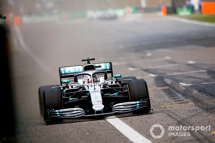 Los Mercedes no tuvieron rival en la tercera carrera del año y gracias a la salida, Hamilton se puso primero y ganó
