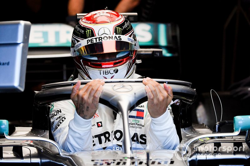 Lewis Hamilton, Mercedes AMG F1 W10, si cala nell'abitacolo della sua monoposto