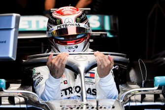 Lewis Hamilton, Mercedes AMG F1 W10 klimt in zijn wagen