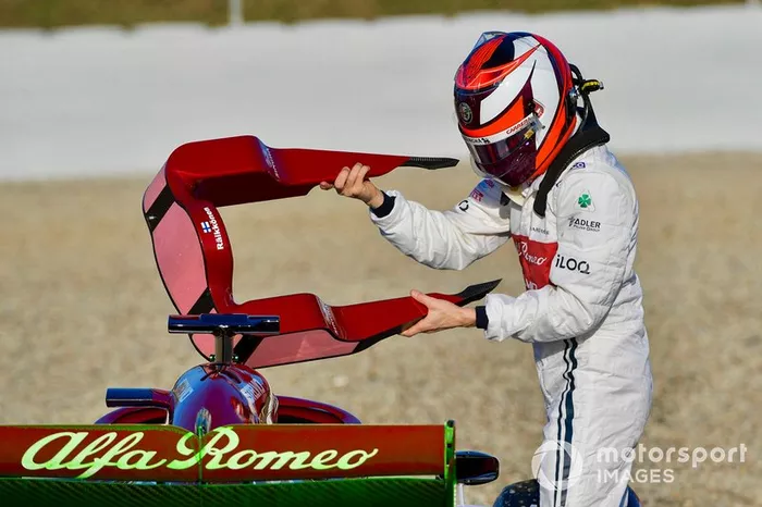 Kimi Raikkonen, Alfa Romeo Racing C38, va in testacoda e finisce nella sabbia, nella mattinata di apertura dei test