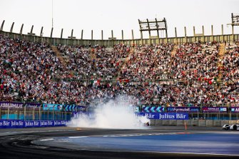 Lucas Di Grassi, Audi Sport ABT Schaeffler, Audi e-tron FE05, festeggia con dei donuts dopo aver vinto la gara