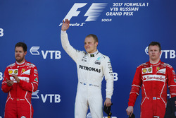 Le vainqueur Second place Valtteri Bottas, Mercedes AMG F1, le second Sebastian Vettel, Ferrari, et le troisième Kimi Raikkonen, Ferrari