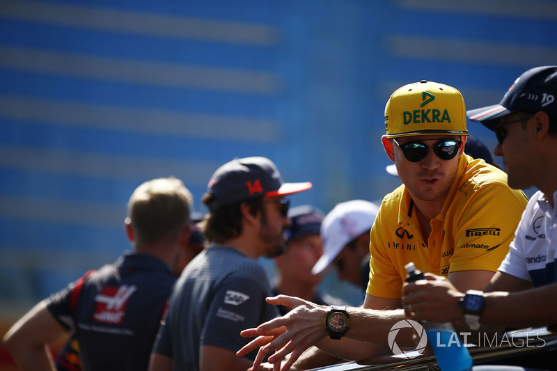 Nico Hulkenberg, Renault Sport F1 Team, talks to Felipe Massa, Williams, Fernando Alonso, McLaren