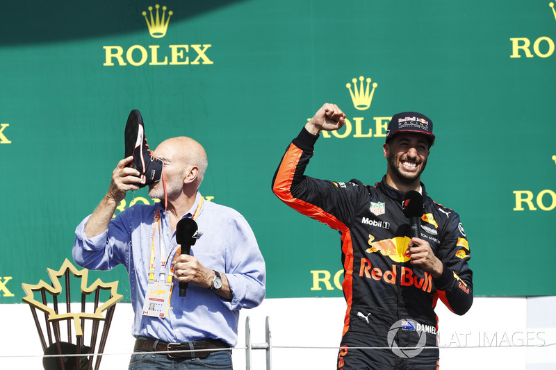 Sir Patrick Stewart trinkt Champagner aus dem Schuh von Daniel Ricciardo, Red Bull Racing