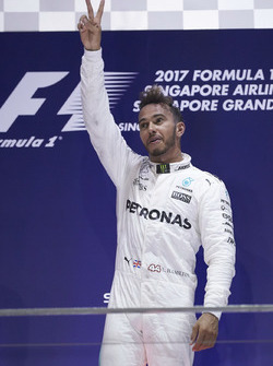 Le vainqueur Lewis Hamilton, Mercedes AMG F1, fête sa victoire sur le podium