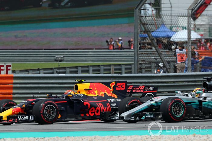 Max Verstappen, Red Bull Racing RB13 ve Lewis Hamilton, Mercedes-Benz F1 W08