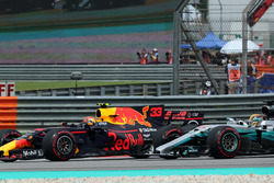 Макс Ферстаппен, Red Bull Racing RB13 та Льюіс Хемілтон, Mercedes-Benz F1 W08