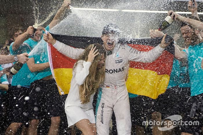 Nico Rosberg, de Mercedes AMG F1 celebra su campeonato del mundo con esposa Vivian Rosberg y el equipo