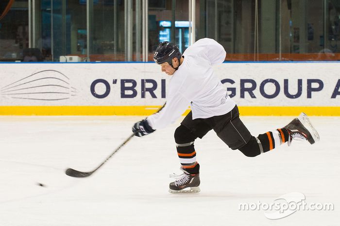 Valtteri Bottas, Mercedes AMG F1 juega a hockey sobre hielo