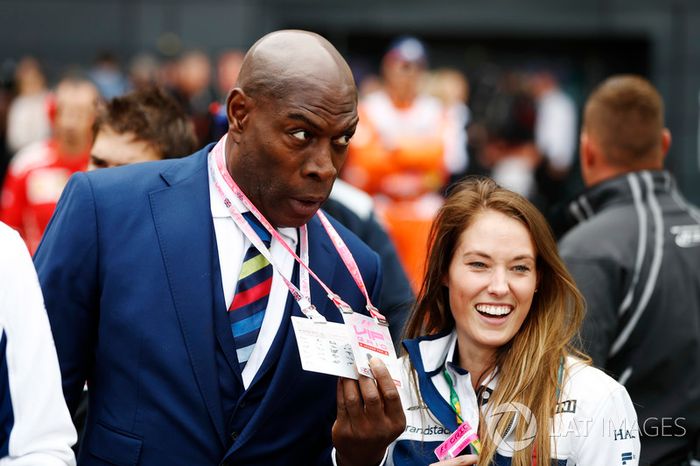 O ex-pugilista Frank Bruno mostra seu passe VIP