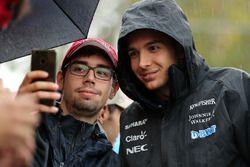 Esteban Ocon, Sahara Force India F1 fans selfie