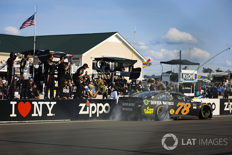 Ganador de la carrera Martin Truex Jr., Furniture Row Racing Toyota